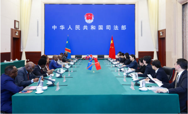 贺荣会见刚果（金）国务部长兼司法和掌玺部长纪尧姆