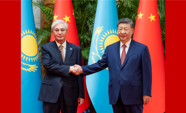 习近平会见哈萨克斯坦总统托卡耶夫
