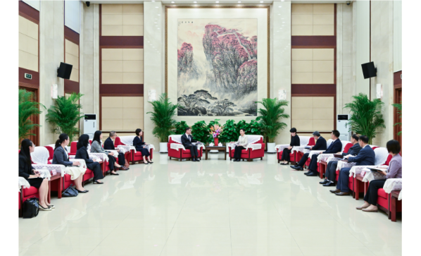 司法部部长贺荣会见香港国际仲裁中心联合主席杜淦堃